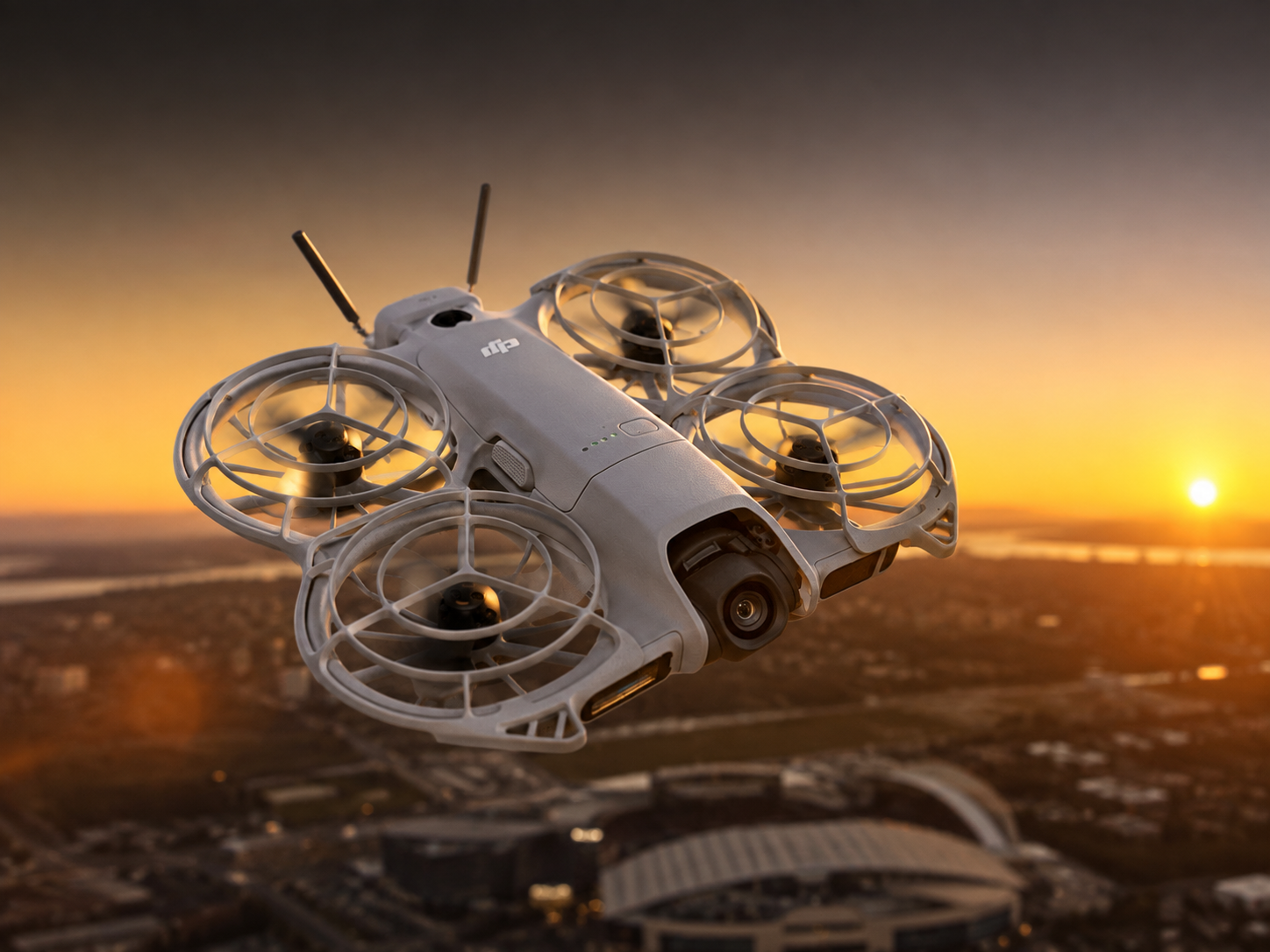 Drone DJI Neo 2 da Lumene em voo, durante golden hour